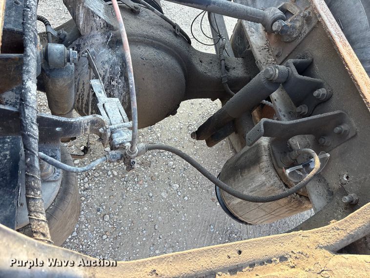 image for item ED5609 2002 International 4300 truck cab and chassis