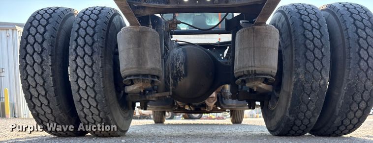 image for item ED5609 2002 International 4300 truck cab and chassis