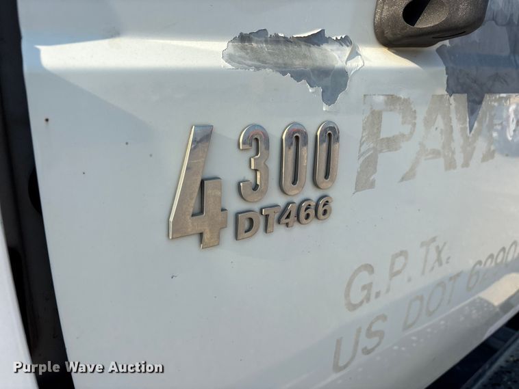 image for item ED5609 2002 International 4300 truck cab and chassis