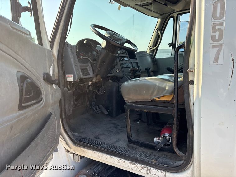 image for item ED5609 2002 International 4300 truck cab and chassis