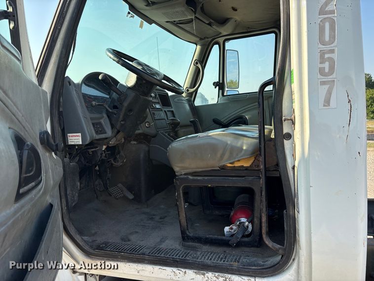 image for item ED5609 2002 International 4300 truck cab and chassis