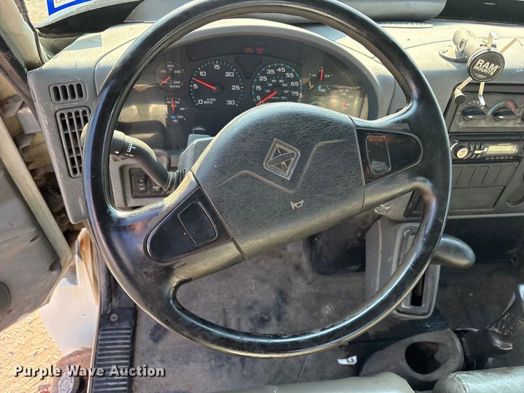 image for item ED5609 2002 International 4300 truck cab and chassis