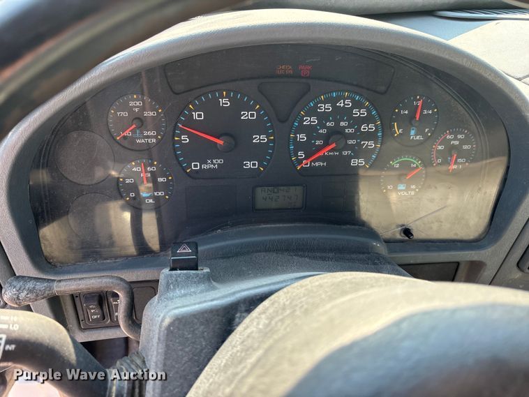 image for item ED5609 2002 International 4300 truck cab and chassis