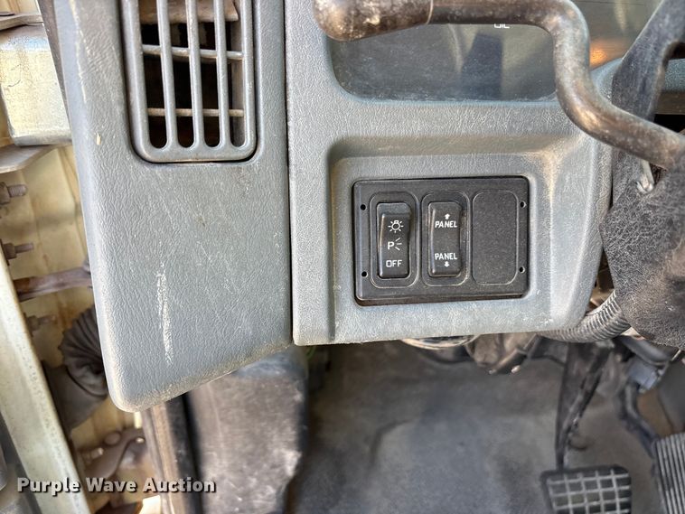 image for item ED5609 2002 International 4300 truck cab and chassis