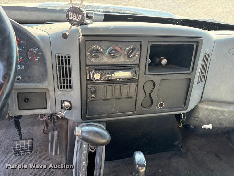 image for item ED5609 2002 International 4300 truck cab and chassis