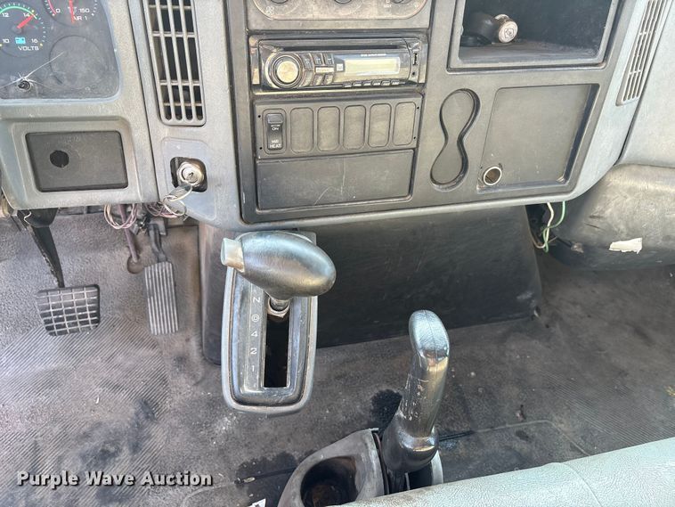 image for item ED5609 2002 International 4300 truck cab and chassis