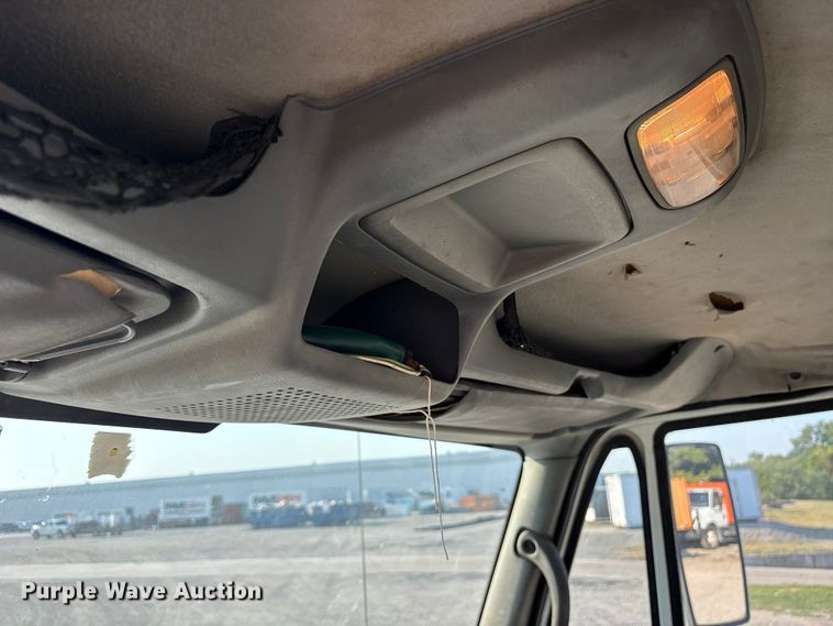 image for item ED5609 2002 International 4300 truck cab and chassis