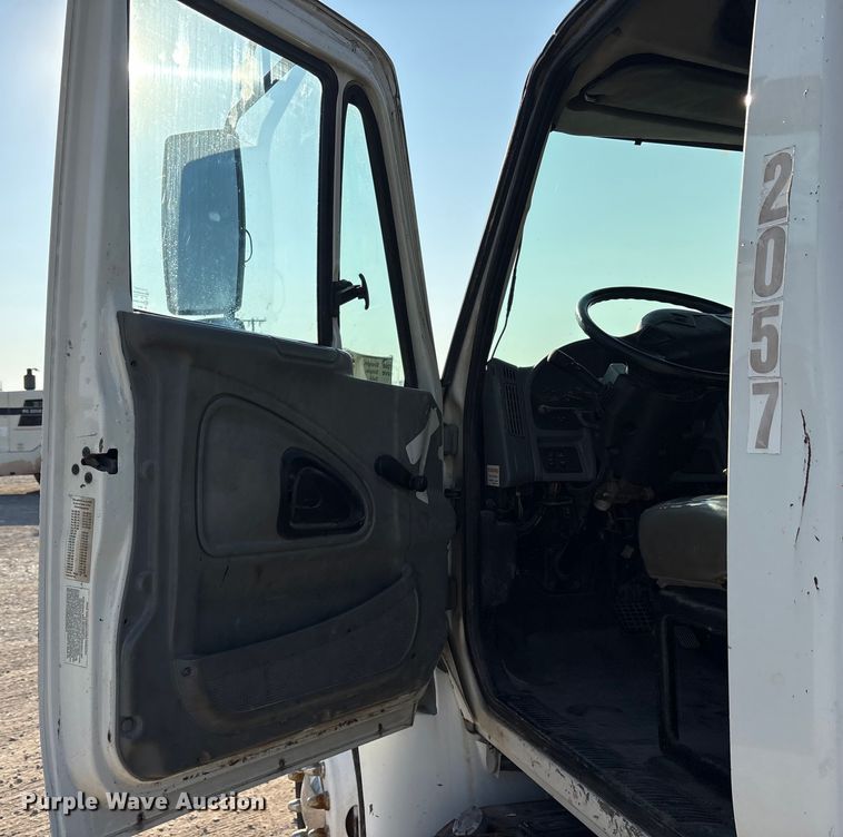 image for item ED5609 2002 International 4300 truck cab and chassis