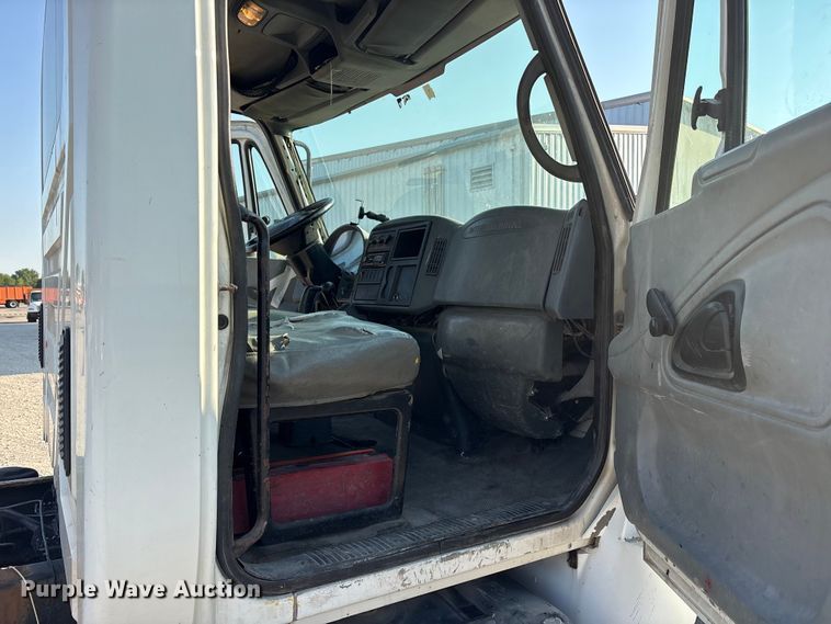 image for item ED5609 2002 International 4300 truck cab and chassis