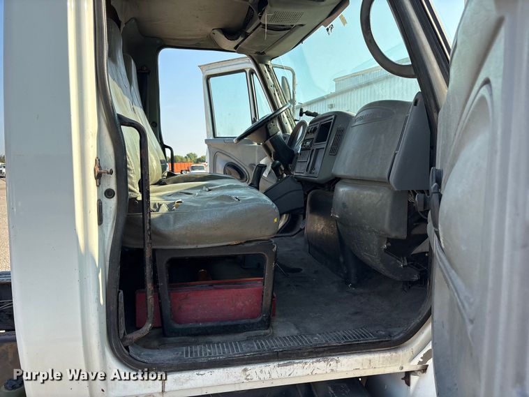 image for item ED5609 2002 International 4300 truck cab and chassis