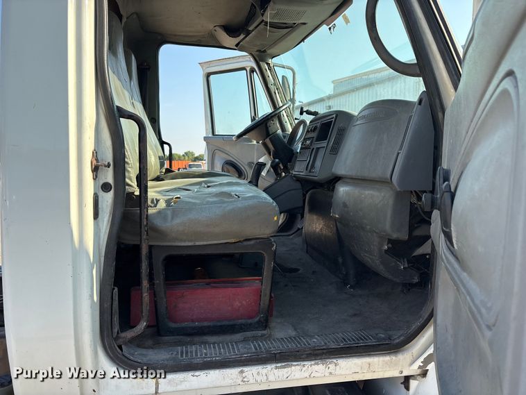 image for item ED5609 2002 International 4300 truck cab and chassis