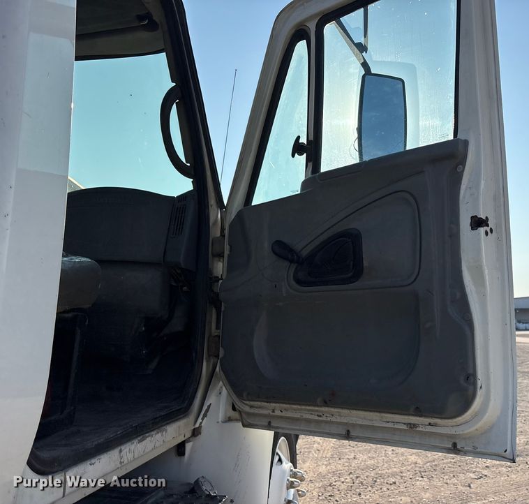 image for item ED5609 2002 International 4300 truck cab and chassis