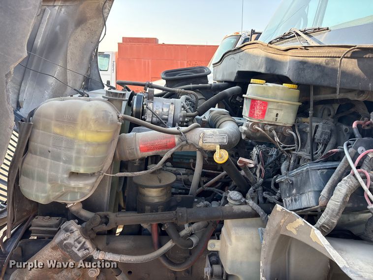 image for item ED5609 2002 International 4300 truck cab and chassis