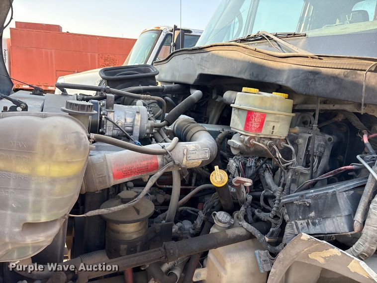 image for item ED5609 2002 International 4300 truck cab and chassis