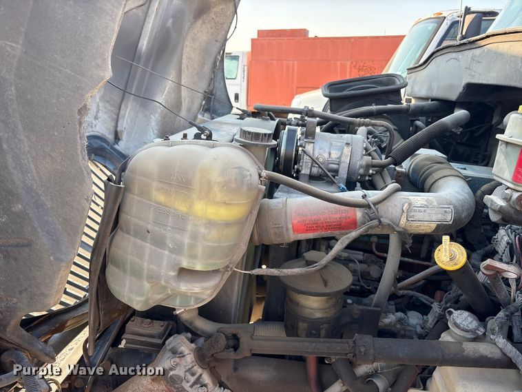 image for item ED5609 2002 International 4300 truck cab and chassis