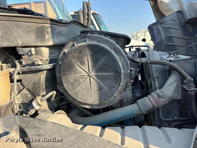 image for item ED5609 2002 International 4300 truck cab and chassis