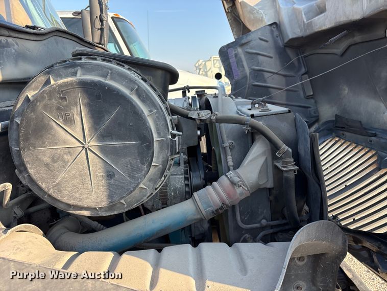 image for item ED5609 2002 International 4300 truck cab and chassis