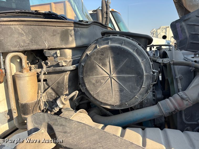 image for item ED5609 2002 International 4300 truck cab and chassis