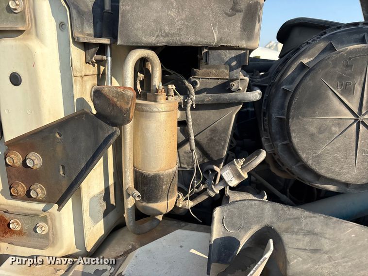 image for item ED5609 2002 International 4300 truck cab and chassis