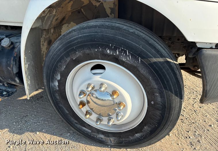 image for item ED5609 2002 International 4300 truck cab and chassis