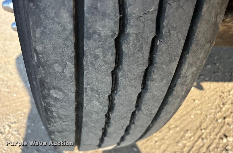 image for item ED5609 2002 International 4300 truck cab and chassis