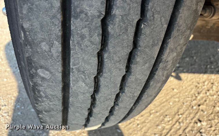 image for item ED5609 2002 International 4300 truck cab and chassis