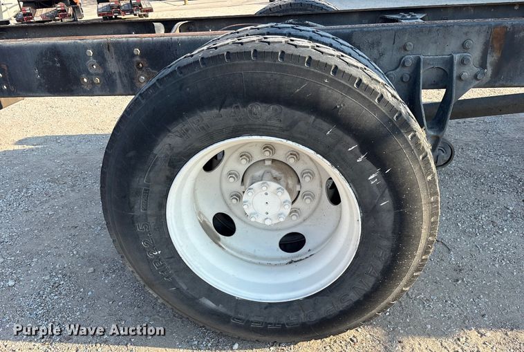 image for item ED5609 2002 International 4300 truck cab and chassis