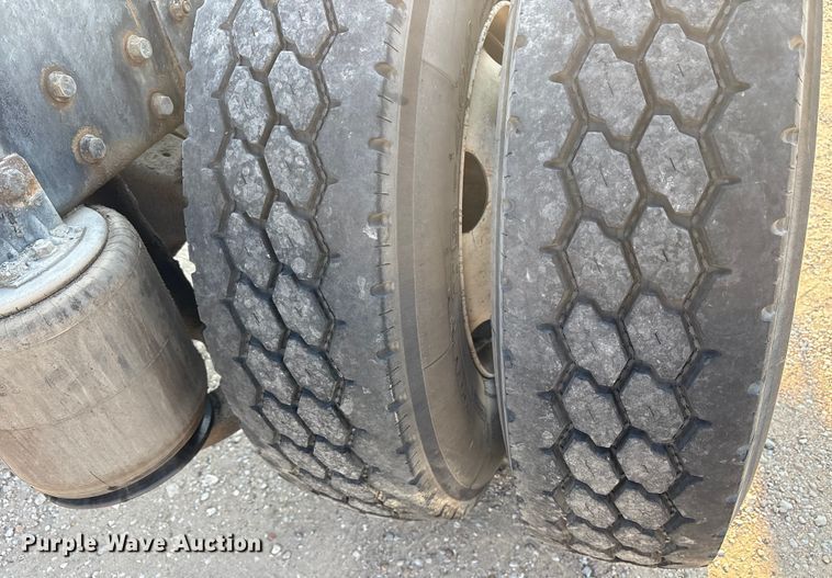 image for item ED5609 2002 International 4300 truck cab and chassis