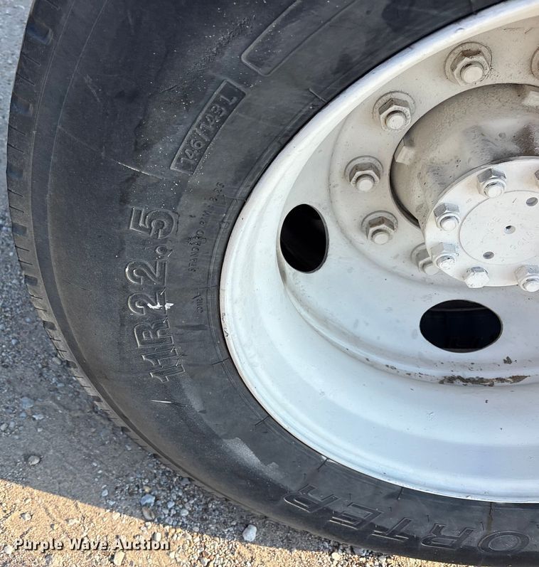 image for item ED5609 2002 International 4300 truck cab and chassis