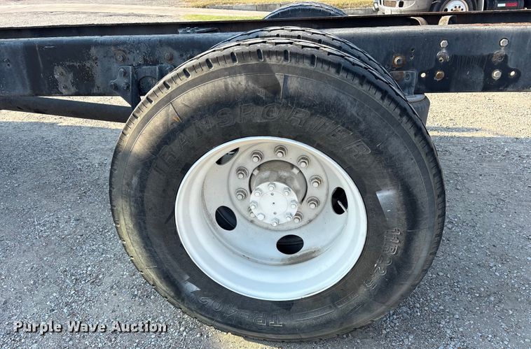 image for item ED5609 2002 International 4300 truck cab and chassis