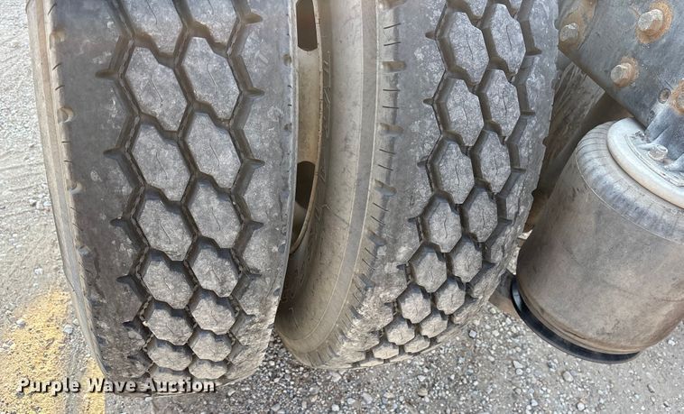 image for item ED5609 2002 International 4300 truck cab and chassis