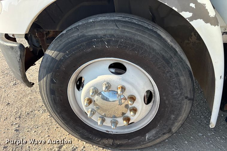 image for item ED5609 2002 International 4300 truck cab and chassis