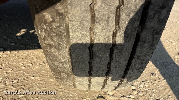 image for item ED5609 2002 International 4300 truck cab and chassis