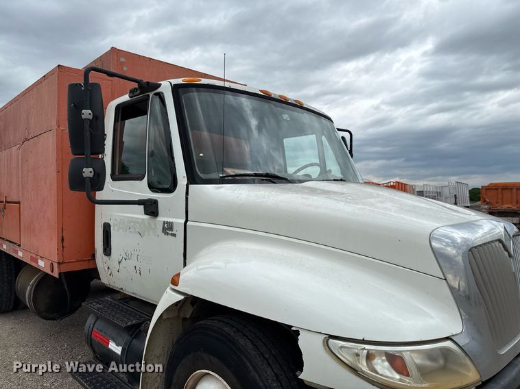 image for item ED5612 2002 International 4300 utility / service truck