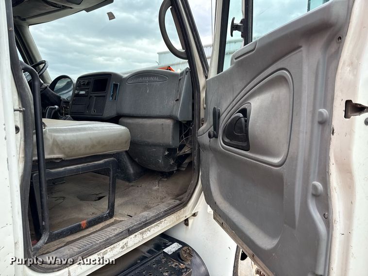 image for item ED5612 2002 International 4300 utility / service truck