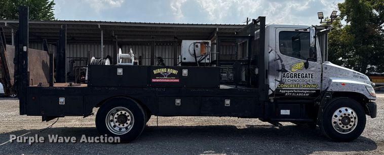image for item ED5911 2008 Hino 268 flatbed truck