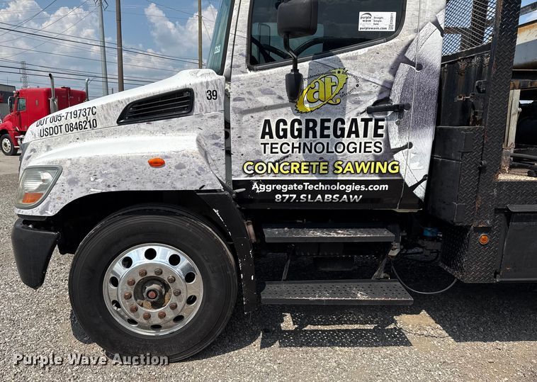 image for item ED5911 2008 Hino 268 flatbed truck