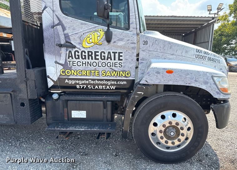 image for item ED5911 2008 Hino 268 flatbed truck