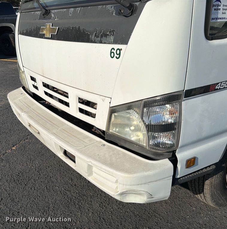 image for item ED5953 2006 Chevrolet W4500 Crew Cab box truck