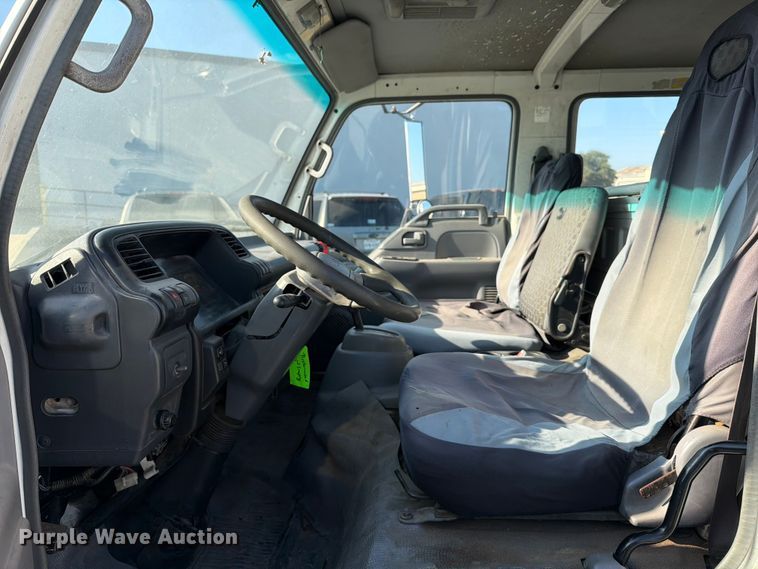 image for item ED5953 2006 Chevrolet W4500 Crew Cab box truck