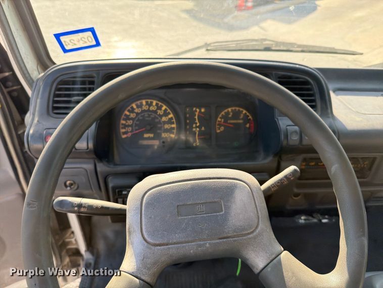 image for item ED5953 2006 Chevrolet W4500 Crew Cab box truck