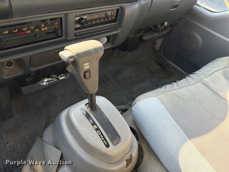 image for item ED5953 2006 Chevrolet W4500 Crew Cab box truck