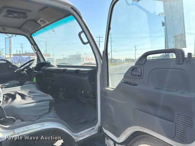 image for item ED5953 2006 Chevrolet W4500 Crew Cab box truck