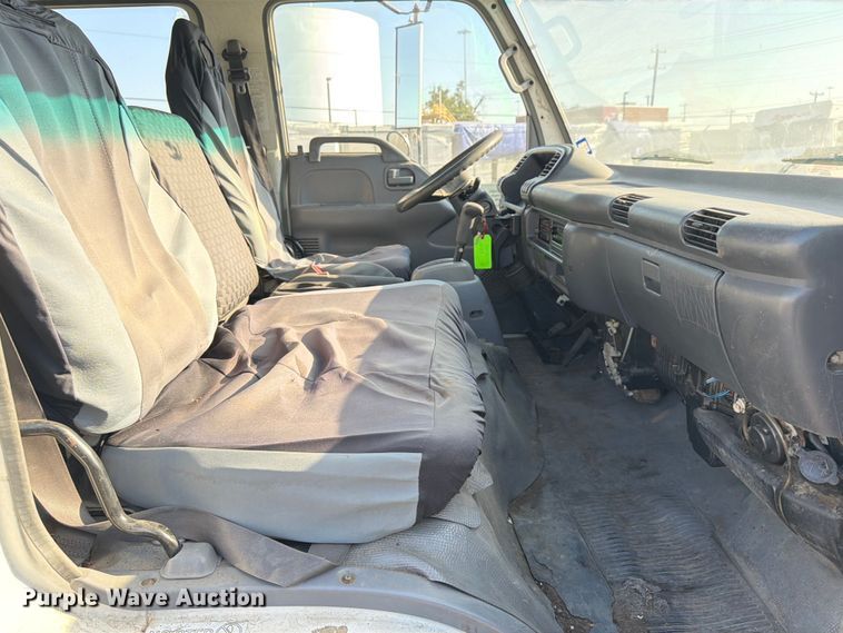 image for item ED5953 2006 Chevrolet W4500 Crew Cab box truck