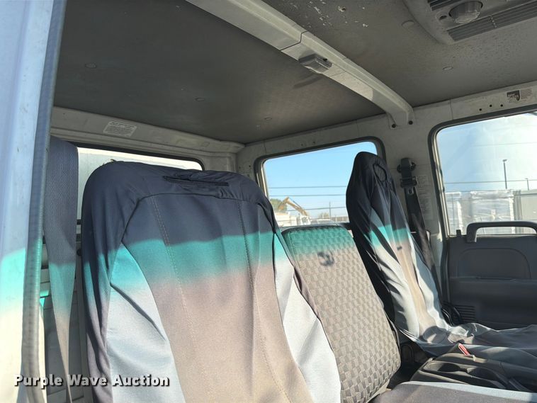 image for item ED5953 2006 Chevrolet W4500 Crew Cab box truck