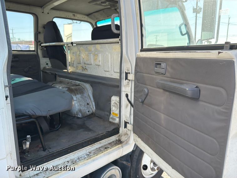 image for item ED5953 2006 Chevrolet W4500 Crew Cab box truck