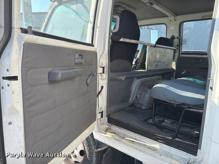 image for item ED5953 2006 Chevrolet W4500 Crew Cab box truck