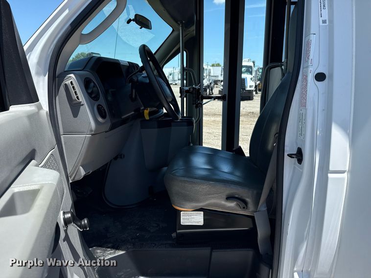image for item EG5962 2013 Ford E450 Super Duty shuttle bus