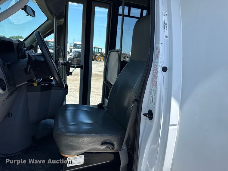 image for item EG5962 2013 Ford E450 Super Duty shuttle bus