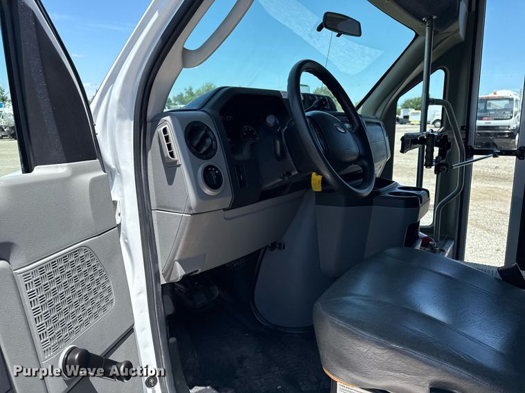 image for item EG5962 2013 Ford E450 Super Duty shuttle bus